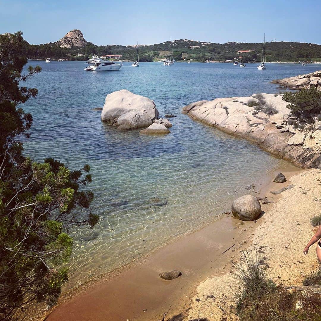 ケリー・ブルックのインスタグラム：「We Travel alot but rarely Holiday!! This was definitely the ULTIMATE holiday! If your looking for beautiful scenery, incredible beaches and 5star Service look no further than @7pinessardinia only 2hrs from London yet we felt a world away!! The most stunning resort and the best food on the planet! Can’t wait to return! Thank you @7pinessardinia #7pines #7pinessardinia #destinationbyhyatt and of course @jet2pics for a trip of a lifetime ⚓️💙🇮🇹🍅🐚🌸」