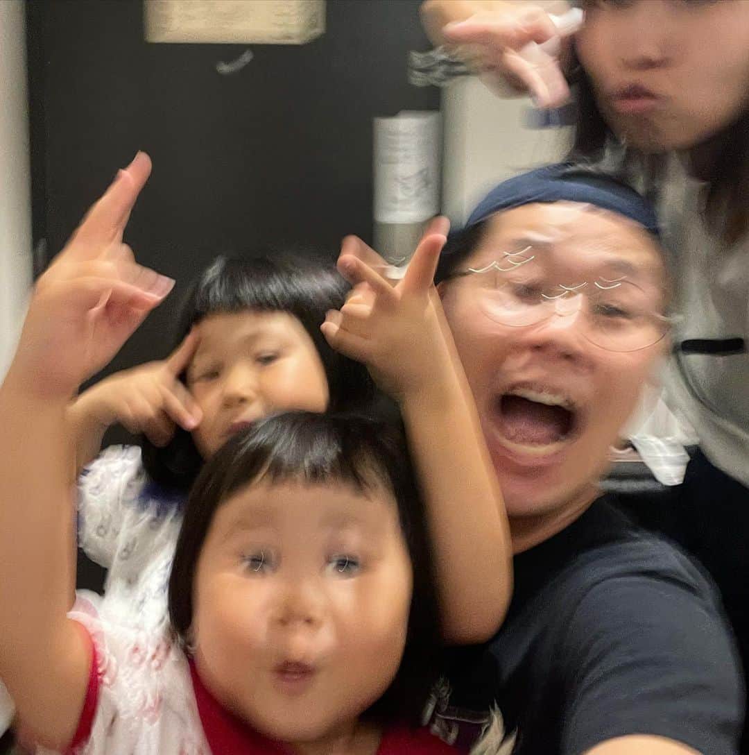 のインスタグラム：「再会。  都合によりブレぎみ。  #ギャルみマシマシ #次女がこの顔で煽ってくる #帰国 #ぽる」