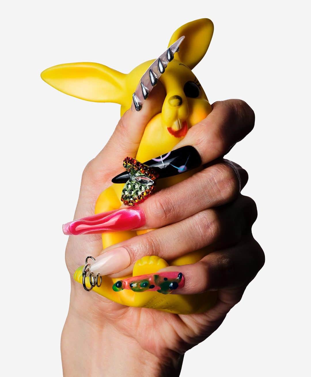 Mei Kawajiriのインスタグラム：「Love squeezing 👽💛🧡 @harpersbazaarus 💛🧡 nails by me🧡💚 / and obsessed with this photo by @blobbybloherty」