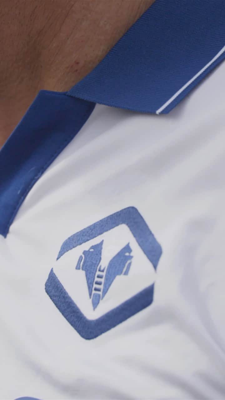 エラス・ヴェローナFCのインスタグラム：「La prima volta in Europa. La prima volta con un britannico in squadra. La prima volta con questo stemma sul petto.  La terza maglia dell’Hellas Verona 2023/24 è un omaggio alla terza maglia 1983/84, a quel Verona magico, a quel Verona europeo. E a indossarla non poteva che essere il calciatore più internazionale di quella rosa direttamente a Bristol, dove vive oggi.  Joe #Jordan presenta e indossa il Third Kit 2023/24 a quarant’anni dalla sua stagione al Verona.   ED OVUNQUE, HELLAS! ⚪️🟡🔵  #ThirdKit #JomaVerona #HVFC」