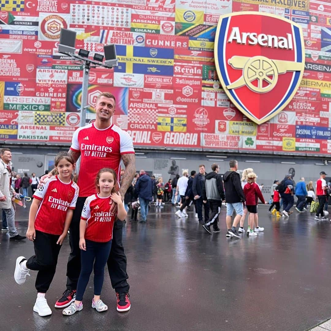 ダニエル・オズボーンさんのインスタグラム写真 - (ダニエル・オズボーンInstagram)「Arsenal yesterday with the gang ⚽️❤️ gutted Teddy couldn’t be there (on holiday with his mum) .. Great day with the girls though, only really take them if it’s a friendly but they loved it ❤️ memories made ❤️ .. p.s, the last picture is a blinder! (@manlikehaks is a spurs fan) 😂」8月4日 2時42分 - danosborneofficial