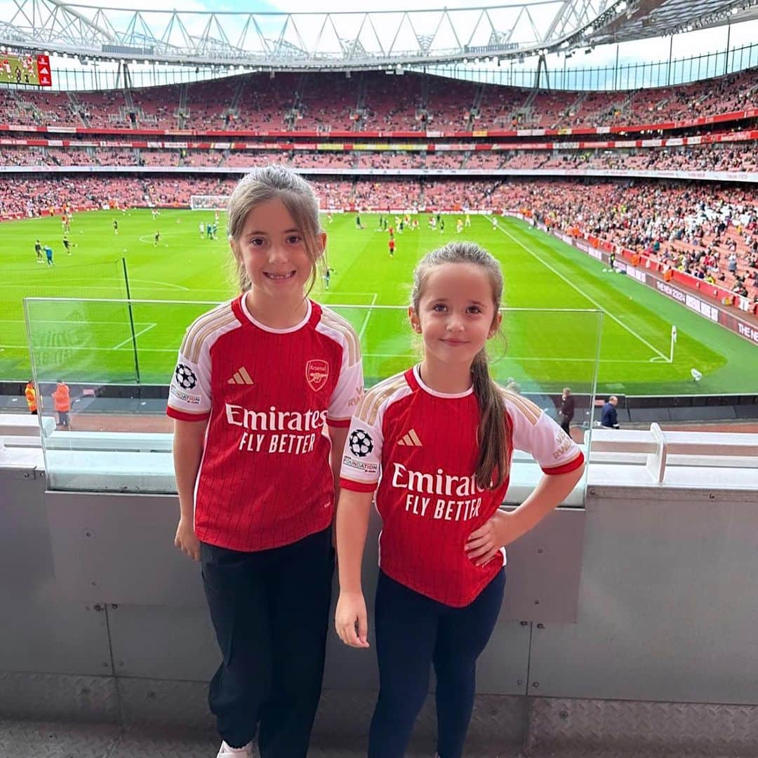 ダニエル・オズボーンさんのインスタグラム写真 - (ダニエル・オズボーンInstagram)「Arsenal yesterday with the gang ⚽️❤️ gutted Teddy couldn’t be there (on holiday with his mum) .. Great day with the girls though, only really take them if it’s a friendly but they loved it ❤️ memories made ❤️ .. p.s, the last picture is a blinder! (@manlikehaks is a spurs fan) 😂」8月4日 2時42分 - danosborneofficial