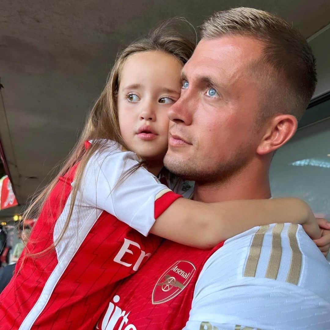 のインスタグラム：「Arsenal yesterday with the gang ⚽️❤️ gutted Teddy couldn’t be there (on holiday with his mum) .. Great day with the girls though, only really take them if it’s a friendly but they loved it ❤️ memories made ❤️ .. p.s, the last picture is a blinder! (@manlikehaks is a spurs fan) 😂」