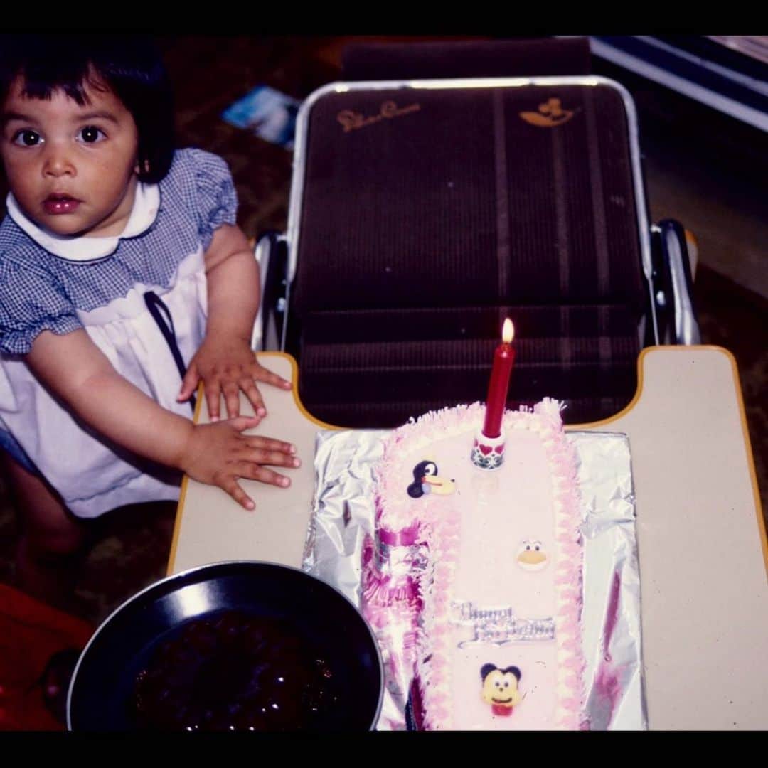 ハンナ・シモンのインスタグラム：「Another year gone and I still demand a personal nonshareable birthday cake and a tub of suspiciously dark jello while I guard them both with my life while trying to carry off questionable bangs that I’m sure my mom cut and though “yep these are gorge no one is gonna notice the huge chunk missing lemme take this one single photo of Hannah turning one” 🙃😂 🎂」