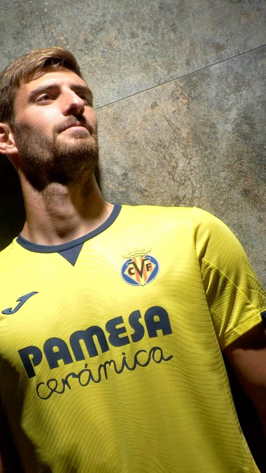 ビジャレアルCFのインスタグラム：「¡Sesión de fotos en @pamesaceramica con los nuevos fichajes groguets!」