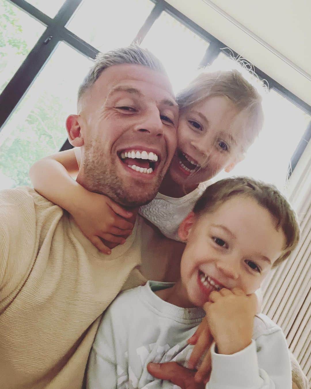 トビー・アルデルヴァイレルトのインスタグラム：「This smile is brought to you by family love 🫶🏼😁」