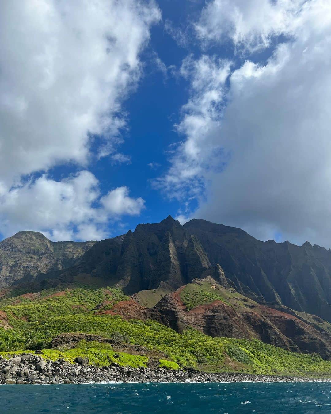 マンディー・ジルーさんのインスタグラム写真 - (マンディー・ジルーInstagram)「What do you get when you mix magic & heaven?✨😇 The most perfect vacation in Hawaii! 🥰❤️‍🔥🌺 Beyond grateful 🥹」8月4日 3時06分 - mandyjiroux