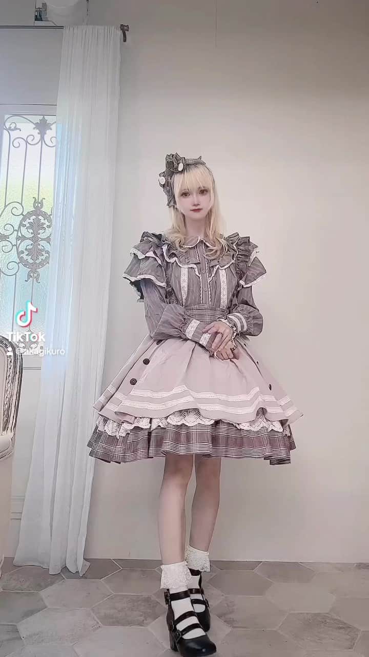 赤木クロのインスタグラム：「星箱Worksさんのお洋服🤍　#japanesegirl #日本  #일본여자 #코스프레 #그라비아 #角色扮演遊戲　#lolita #lolitafashion #ロリィタ #ロリィタファッション　 #jfashion #harajukustyle #classiclolita #lolitafashion #lolitacoord #lolitastyle  #星箱works」