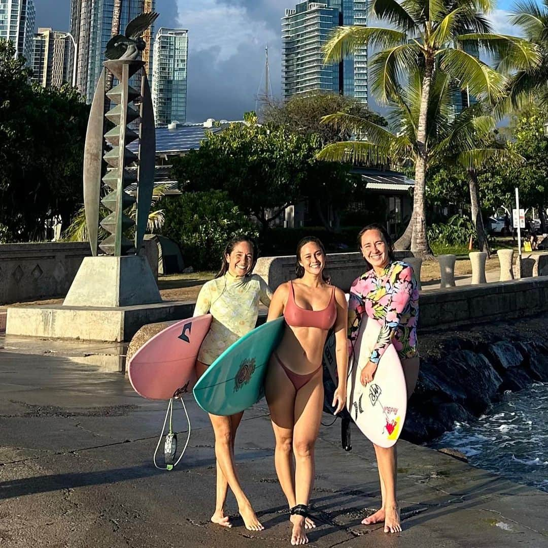 アリッサ ウーテンさんのインスタグラム写真 - (アリッサ ウーテンInstagram)「So happy I got to see my friends and share such a fun afternoon surf with them ✨ Days like this make me so happy and grateful 💕」8月4日 3時09分 - alyssawooten