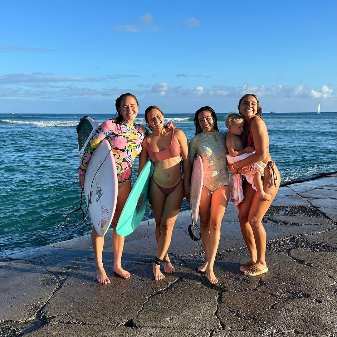 アリッサ ウーテンさんのインスタグラム写真 - (アリッサ ウーテンInstagram)「So happy I got to see my friends and share such a fun afternoon surf with them ✨ Days like this make me so happy and grateful 💕」8月4日 3時09分 - alyssawooten