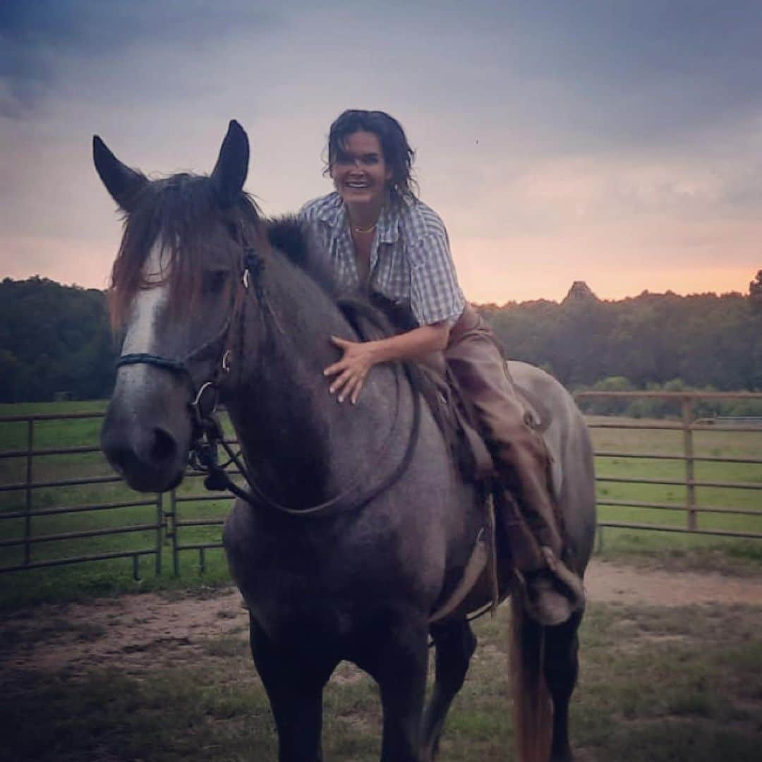 アンジー・ハーモンのインスタグラム：「He looks cooler but I look happier!! 😂🤠  Thank you @watch_ron_eat for being the best horse whisperer in the business! 🥰🤠😘❤️  #blessed #grateful #apollo #percheron #bigAl #myguys #cowboy #cowboysarecool」