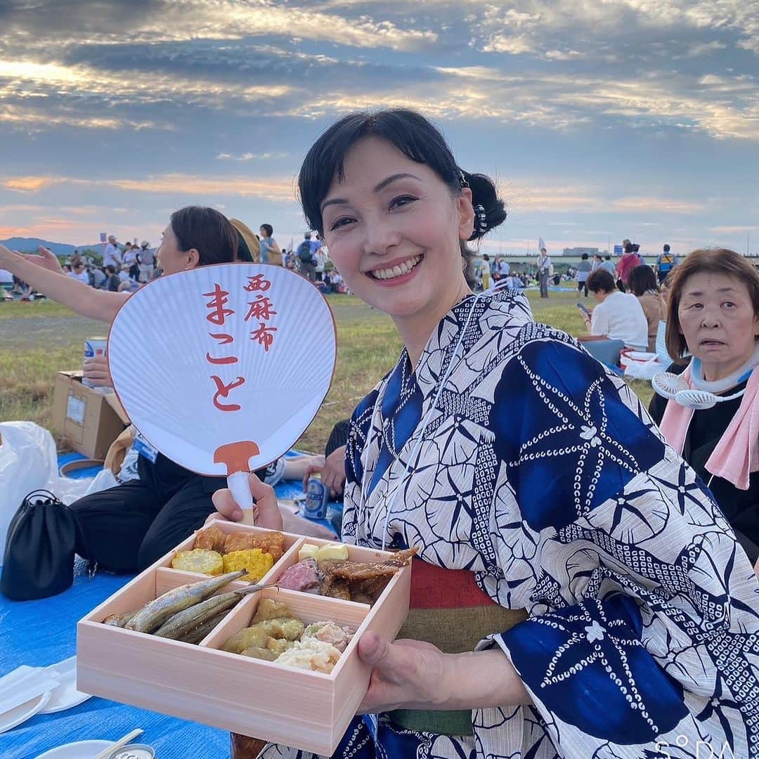 南果歩さんのインスタグラム写真 - (南果歩Instagram)「#長岡花火 お友達に誘われて、初めて #長岡まつり大花火大会 に行って参りました‼️ 昭和20年8月1日に長岡空襲を受け、その翌年8月1日に長岡復興祭を開催し、そして昭和22年から花火大会を復活させたのです。 「慰霊」「復興」「平和への祈り」一般の花火大会とは違い、週末に開催するのではなく、ずっと8月2日3日の開催を貫いていることでも、長岡空襲で亡くなった方々へ鎮魂と平和への想いの深さを感じます。  素晴らしい花火を広い広い信濃川の河原で、楽しむことができました😊😊😊 夜空に咲く美しく儚い花火は、今を大事にそして悔いなく美しく生きろと励ましてくれているよう。 信濃川の心地よい風が吹く中で、澄んだ空気の中、五感で花火を体感し、感動以上に幸福感に包まれるのです。  2005年から中越沖地震からの復興を祈願した市民からの募金を募って実現した、復興祈願花火フェニックス。信濃川の空に復興の祈りが夜空に2キロに渡り、花開く‼️圧巻‼️‼️‼️ #平原綾香 さんの #ジュピター やっぱり最高‼️‼️‼️ 「Everyday I listen to my heart ひとりじゃない　この宇宙の御胸に抱かれてる」 「夢を失うよりも悲しいことは 自分を信じてあげれないこと」 「愛を学ぶために孤独があるなら、意味のないことなど起こりはしない」  ナイアガラと正三尺玉のコラボも最高‼️‼️‼️ 花火は一期一会 まさに人生そのものですね。 こうしてたくさんの人が集い、夜空を見上げてるライブ感‼️‼️‼️目に映る花火、その残像、余韻、火薬の匂い、そして身体に響く音、音、音‼️風 そしてこの日は満月🌕 最高や❤️❤️❤️  最後は花火師さんへの感謝を込めて、ライトやスマホのライトをみんなで掲げるのです‼️これも自然発生して長く続いているそうです🍀🍀🍀 心に残る花火大会になりました😊😊😊 声をかけてくれたお友達に感謝です🍀🍀🍀 マコちゃんありがとう🌈🌈🌈 @labombance  お弁当も最高でした‼️ご馳走様でした😊😊😊  #長岡花火 #花火大会 #日本三大花火 #復興祈願花火フェニックス #ナイアガラ花火 #金冠 #正三尺玉 #夏 #夏の風物詩 #夏休み #今年の夏は今年だけ #浴衣  自分で着付けてみた😊 #浴衣ヘア  自分でまとめてみた😊 #南果歩 #kahominami #미나미카호 #japaneseactor」8月4日 3時13分 - kaho_minami