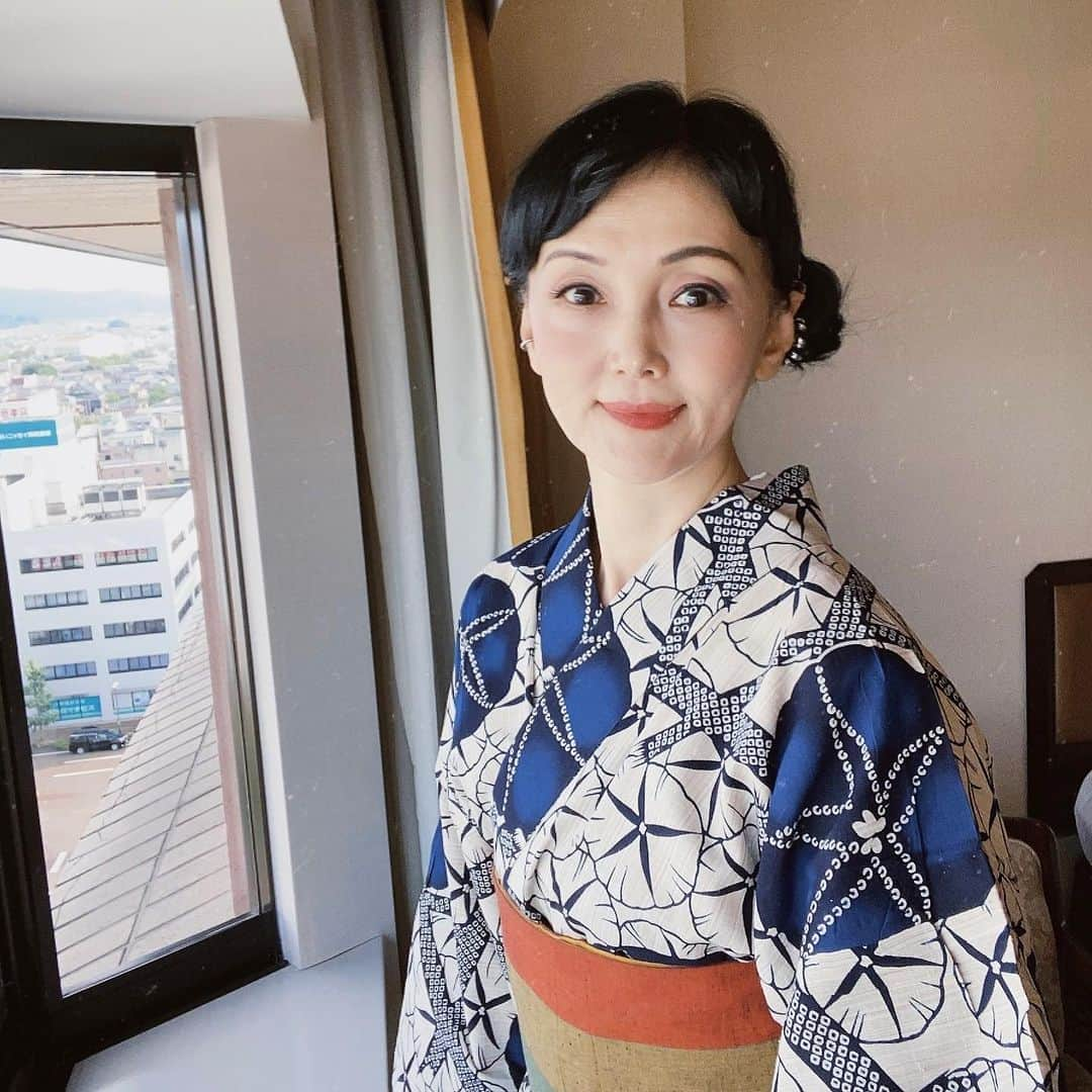 南果歩のインスタグラム：「#長岡花火 お友達に誘われて、初めて #長岡まつり大花火大会 に行って参りました‼️ 昭和20年8月1日に長岡空襲を受け、その翌年8月1日に長岡復興祭を開催し、そして昭和22年から花火大会を復活させたのです。 「慰霊」「復興」「平和への祈り」一般の花火大会とは違い、週末に開催するのではなく、ずっと8月2日3日の開催を貫いていることでも、長岡空襲で亡くなった方々へ鎮魂と平和への想いの深さを感じます。  素晴らしい花火を広い広い信濃川の河原で、楽しむことができました😊😊😊 夜空に咲く美しく儚い花火は、今を大事にそして悔いなく美しく生きろと励ましてくれているよう。 信濃川の心地よい風が吹く中で、澄んだ空気の中、五感で花火を体感し、感動以上に幸福感に包まれるのです。  2005年から中越沖地震からの復興を祈願した市民からの募金を募って実現した、復興祈願花火フェニックス。信濃川の空に復興の祈りが夜空に2キロに渡り、花開く‼️圧巻‼️‼️‼️ #平原綾香 さんの #ジュピター やっぱり最高‼️‼️‼️ 「Everyday I listen to my heart ひとりじゃない　この宇宙の御胸に抱かれてる」 「夢を失うよりも悲しいことは 自分を信じてあげれないこと」 「愛を学ぶために孤独があるなら、意味のないことなど起こりはしない」  ナイアガラと正三尺玉のコラボも最高‼️‼️‼️ 花火は一期一会 まさに人生そのものですね。 こうしてたくさんの人が集い、夜空を見上げてるライブ感‼️‼️‼️目に映る花火、その残像、余韻、火薬の匂い、そして身体に響く音、音、音‼️風 そしてこの日は満月🌕 最高や❤️❤️❤️  最後は花火師さんへの感謝を込めて、ライトやスマホのライトをみんなで掲げるのです‼️これも自然発生して長く続いているそうです🍀🍀🍀 心に残る花火大会になりました😊😊😊 声をかけてくれたお友達に感謝です🍀🍀🍀 マコちゃんありがとう🌈🌈🌈 @labombance  お弁当も最高でした‼️ご馳走様でした😊😊😊  #長岡花火 #花火大会 #日本三大花火 #復興祈願花火フェニックス #ナイアガラ花火 #金冠 #正三尺玉 #夏 #夏の風物詩 #夏休み #今年の夏は今年だけ #浴衣  自分で着付けてみた😊 #浴衣ヘア  自分でまとめてみた😊 #南果歩 #kahominami #미나미카호 #japaneseactor」