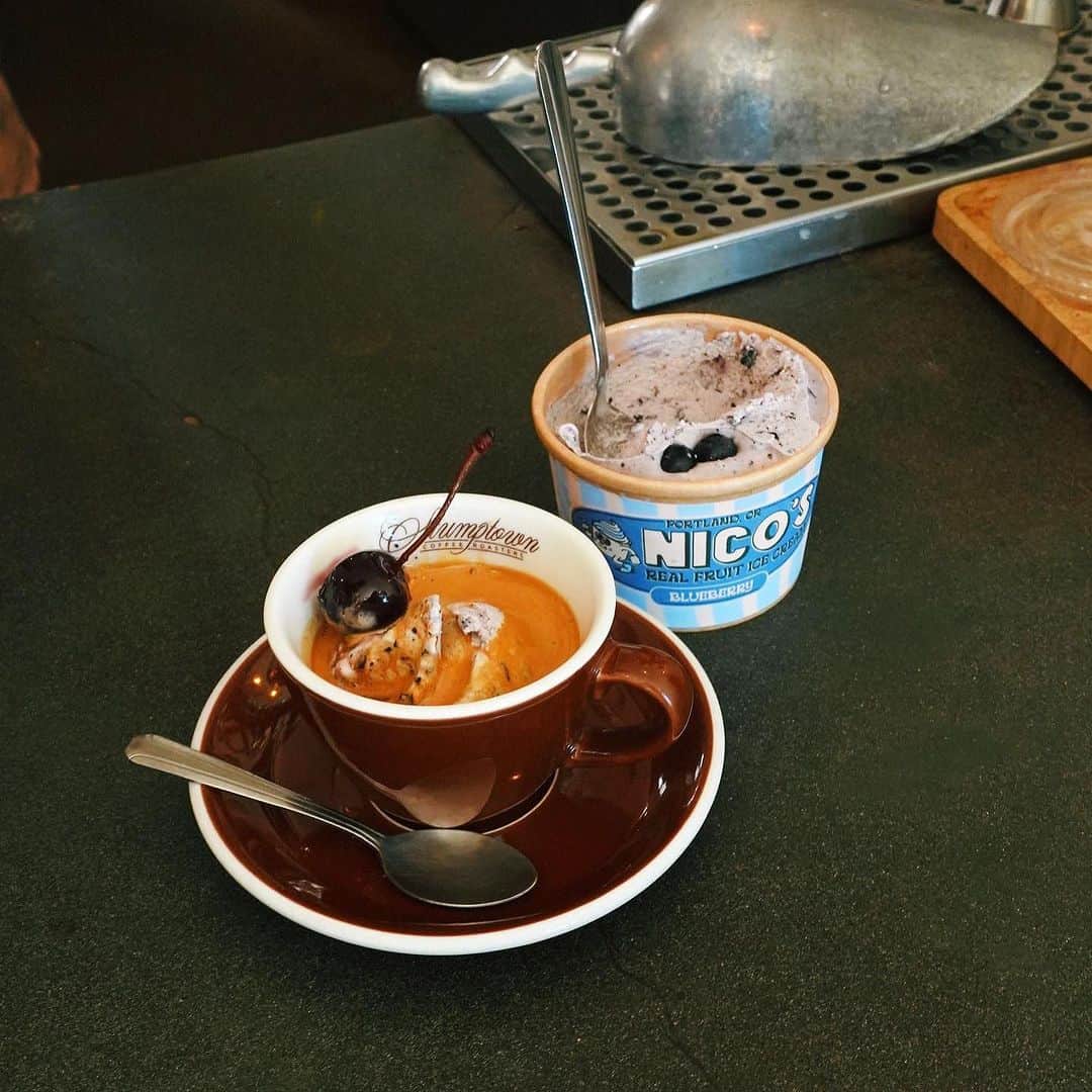 Stumptown Coffee Roastersのインスタグラム：「Full circle… 🥲  Back in July of 2021, I had finally received my cart, and was ready for business.   I knew I wanted to pop up at two or three spots throughout town, before getting ready to open up at Prost.  The VERY first place I popped up at in Portland, was @stumptowncoffee on SE Division.   A little over two years later, and we’re doing a collab with Stumptown… 🤯  Go get an affogato with @nicosicecream at the NW & SE @stumptowncoffee locations, every Wednesday throughout the month of August! 🔥💥」