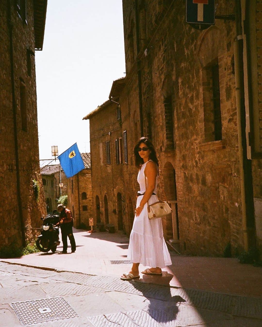 グラハム&スペンサーのインスタグラム：「Velvet in Italy with @neeeenz 🤍」