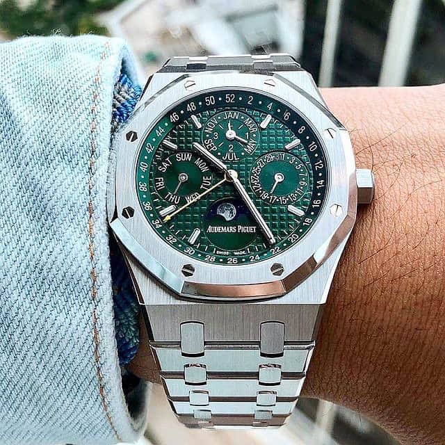 Daily Watchさんのインスタグラム写真 - (Daily WatchInstagram)「The AP Royal Oak Perpetual Calendar in stainless steel and stunning Grande Tapisserie green dial. This version was made for a Hong Kong retailer 👌🏻 Photo by @sothebyswatches」8月4日 3時29分 - dailywatch