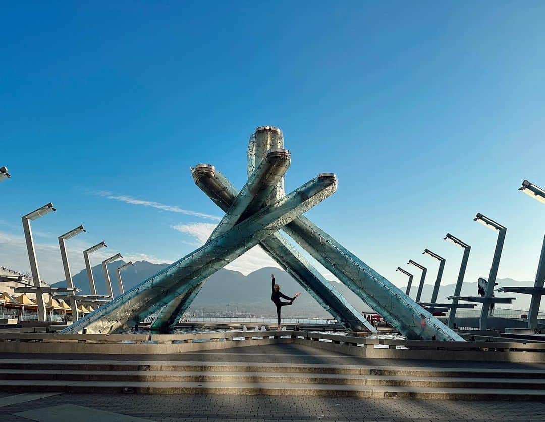 のインスタグラム：「Looks like I might have some competition… (swipe) Who did it best, ring kick edition 🤪 @bens_there clearly inspired by the spot the Olympic Cauldron was lit during the 2010 Olympic Games here in Vancouver 🇨🇦」