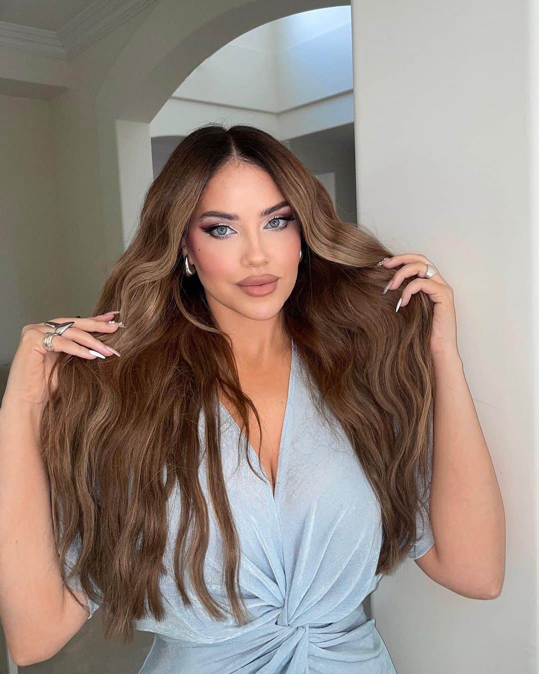 のインスタグラム：「@marissastissi.hair I am Absolutely obsessed with my new hair extensions. ✨Marissa installed two rows of handtied weft extensions in shades "Drama" & "Dolo" using her brand new hairline 🤍 It is amazing quality!! We also did a rich brown base color 🤍 I was looking for a healthier & more natural option & got referred to the best in the biz 💕 Use code: olivia15 at checkout!! www.marissastissihair.com to purchase ✨ ad」