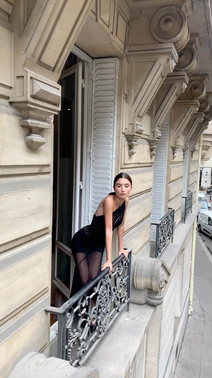 アンタイトルドのインスタグラム：「The Drea dress in Paris」