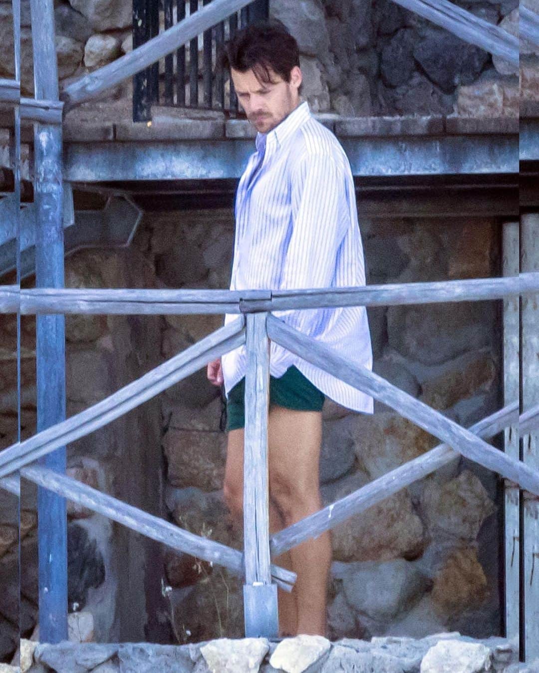 Just Jaredさんのインスタグラム写真 - (Just JaredInstagram)「Harry Styles is taking in the sights during his trip to Italy with friends Xander and Maxwell Ritz. We've got more pics of them over at JustJared.com! #HarryStyles Photos: Backgrid」8月4日 3時37分 - justjared