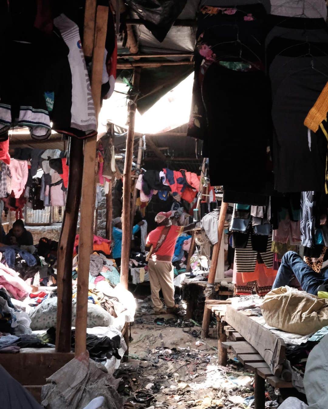 鎌田安里紗さんのインスタグラム写真 - (鎌田安里紗Instagram)「ケニア訪問の目的は、古着の行方を見ること。ケニア、ガーナ、チリなど、アフリカや南米の国々に世界中から大量の古着が輸出されて大きなマーケットになっている、そして、大きな問題にもなっている。  服の生産量が増え続けて、消費スピードが早くなるなかで、グローバルノースの国々がサウスの国々にゴミ同然の服を送り続けているということでWaste Colonialismと言われることもある。一方で、古着市場はたくさんの雇用を生んでいて、これも大事な産業だ、という話を聞くこともある。  いったい何が起きていて、現地の人はどう感じているのか、話を聞いてみたいと以前から思っていて、機会を得てようやく来ることができた🏳️  ここは、ギコンバというケニア最大級の古着の市場。ヨーロッパ、アメリカ、中国などから届いた古着が「ミトゥンバ」というかたまりに圧縮されて売られている（日本などではベールと呼んでるもの）。 日本のはないね、と言ったら、日本からはアジアに輸出されて、アジア圏の古着に混ざって届くよと言っていた。  以前は、このミトゥンバの5,6割が"当たり"で売れるものが入っていたけど、最近は2,3割で、それ以外はそのまま売れるような状態のものではないと教えてくれた。  そのまま使えないものは、直して売ったり、雑巾やモップにしたり、捨てたりするらしい🧺」8月4日 3時44分 - arisa_kamada