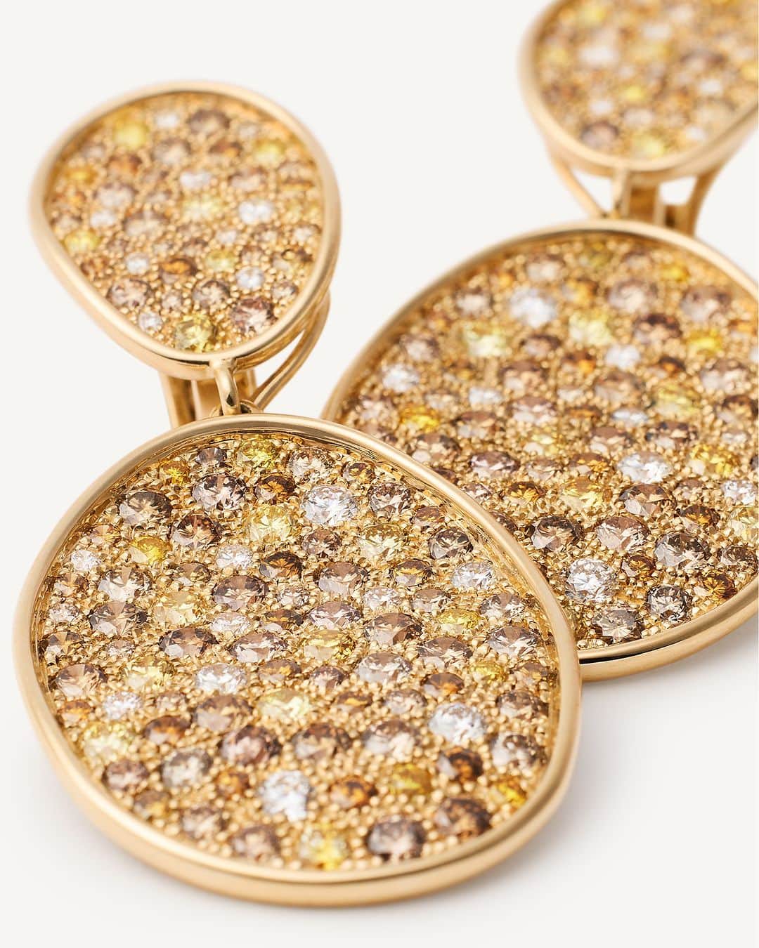 マルコ ビチェゴさんのインスタグラム写真 - (マルコ ビチェゴInstagram)「Extraordinary fancy color diamonds, exceptional designs and the most exquisite craftsmanship. ALTA, high jewelry collection. #marcobicego #highjewelry #gold #diamonds #fancydiamonds #madeinitaly」8月4日 4時00分 - marco_bicego