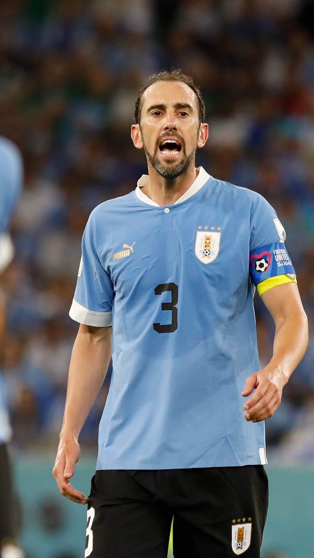 ディエゴ・ゴディンのインスタグラム：「Gracias de corazón a todos los que me saludaron por el retiro, imposible no emocionarse con tanto cariño y respeto recibido! 🙌🏼  Ya estoy en casa, feliz con mi familia y amigos! 🇺🇾」