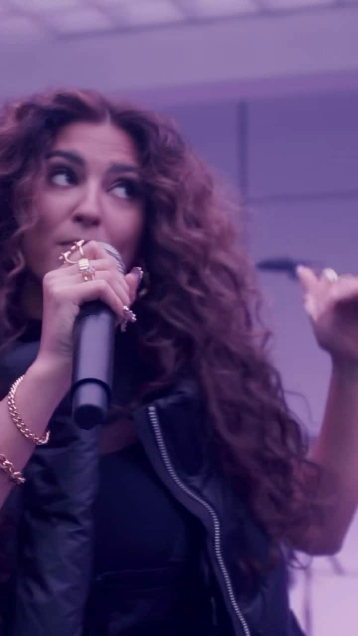 トーライ・ケリーのインスタグラム：「˚✧₊⁎♡⁎⁺˳✧༚  ‘missin u - r&b edit’ live on @vevo now!」