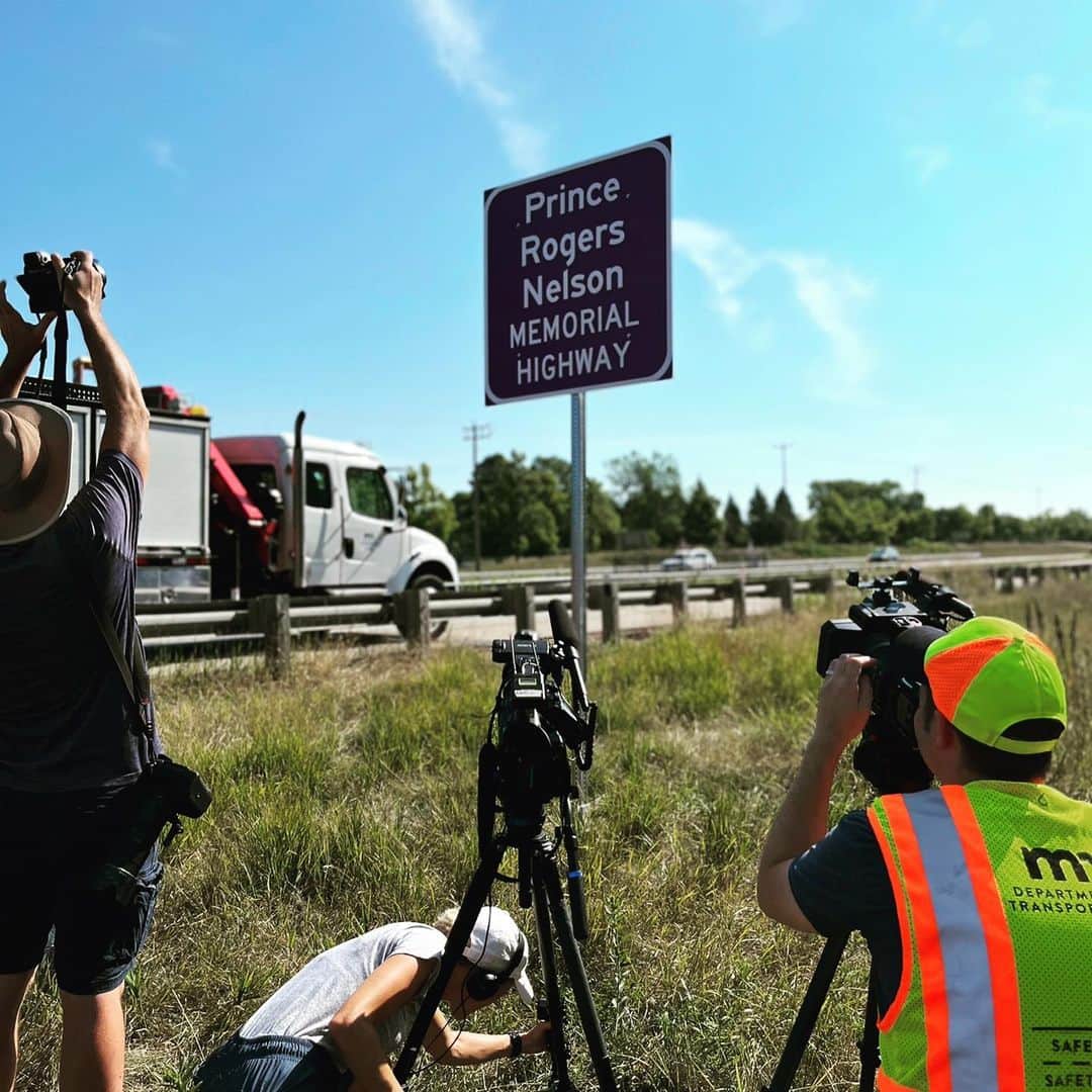 プリンスさんのインスタグラム写真 - (プリンスInstagram)「The PRINCE ROGERS NELSON MEMORIAL HIGHWAY Signs Are Up and INSTALLED NOW in Purple (7 Miles Stretch On Highway 5 in Minnesota). Thank you to all those who contributed to this effort and we look forward to seeing you on the #PRNMH on your way to Paisley Park 💜 . #PrinceRogersNelsonMemorialHighway」8月4日 3時53分 - prince