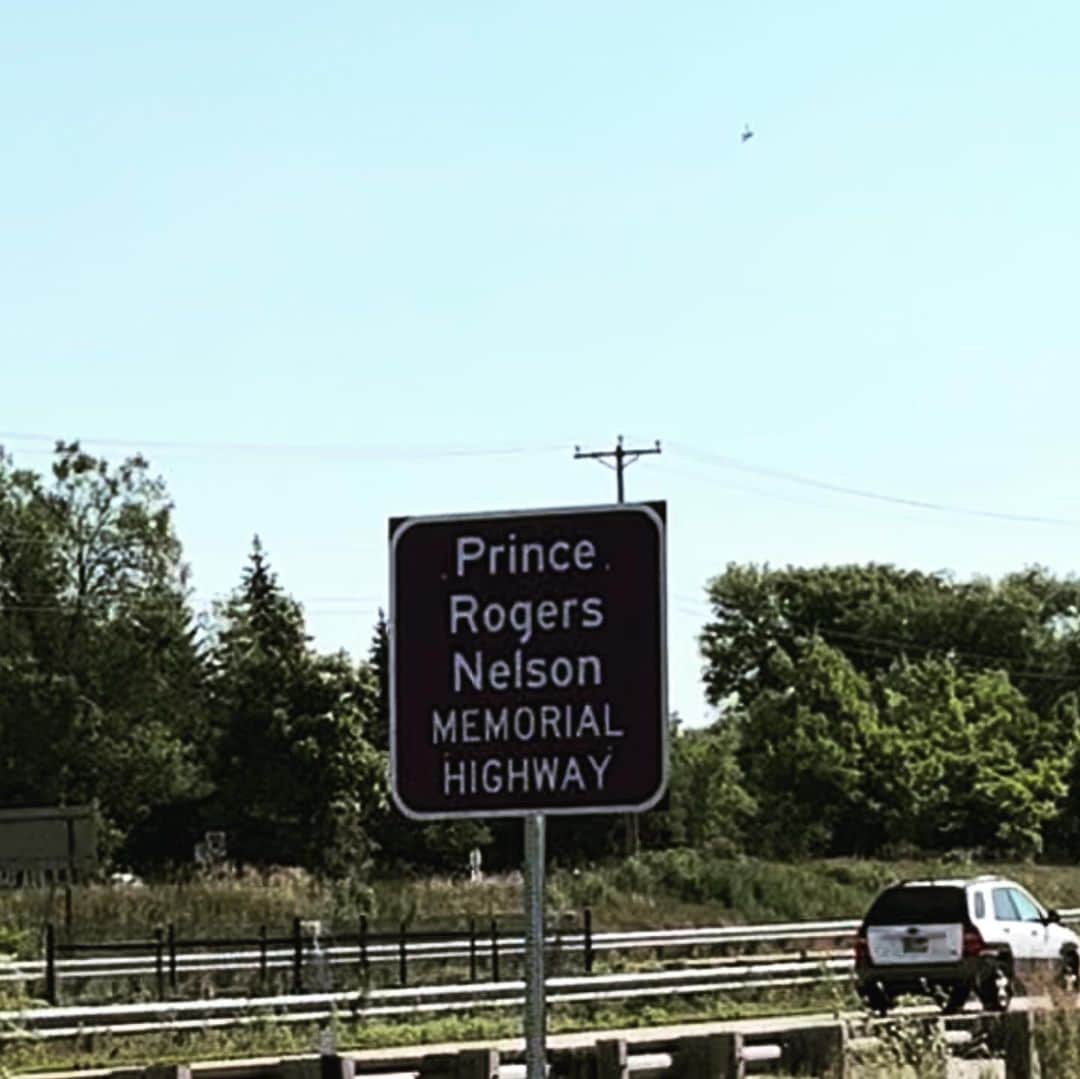 プリンスのインスタグラム：「The PRINCE ROGERS NELSON MEMORIAL HIGHWAY Signs Are Up and INSTALLED NOW in Purple (7 Miles Stretch On Highway 5 in Minnesota). Thank you to all those who contributed to this effort and we look forward to seeing you on the #PRNMH on your way to Paisley Park 💜 . #PrinceRogersNelsonMemorialHighway」