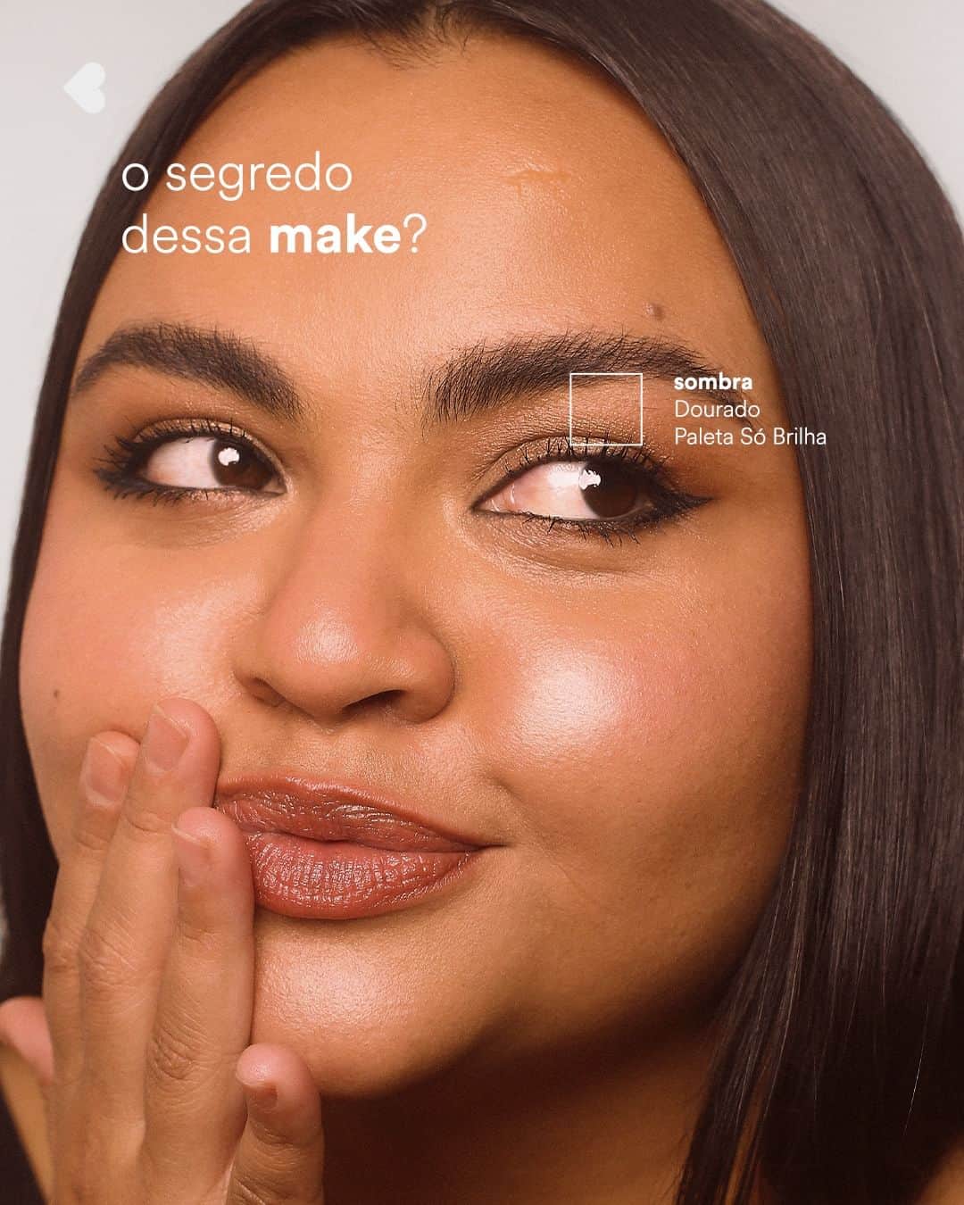 quem disse, berenice?のインスタグラム：「é o #GlowDo0rg4sm0! vc já experimentou chegar lá como primeiro passo da make? que tal fazer como a fotógrafa @karlabrights, que escolheu uma preparação de pele muito prazerosa! com a pele radiante é só aproveitar pra valorizar o brilho e o viço natural com uma make poderosa.   #PraTodosVerem: o post é único com a foto de uma mulher maquiada com sombra dourada e gloss olhando para o lado com a mão perto da boca fazendo bico com o texto: "o segredo dessa make?". E um quadrado está em cima do seu olho como se fosse puxando uma referência de cor e o texto: "sombra Dourado Paleta Só Brilha". Fim da descrição.」