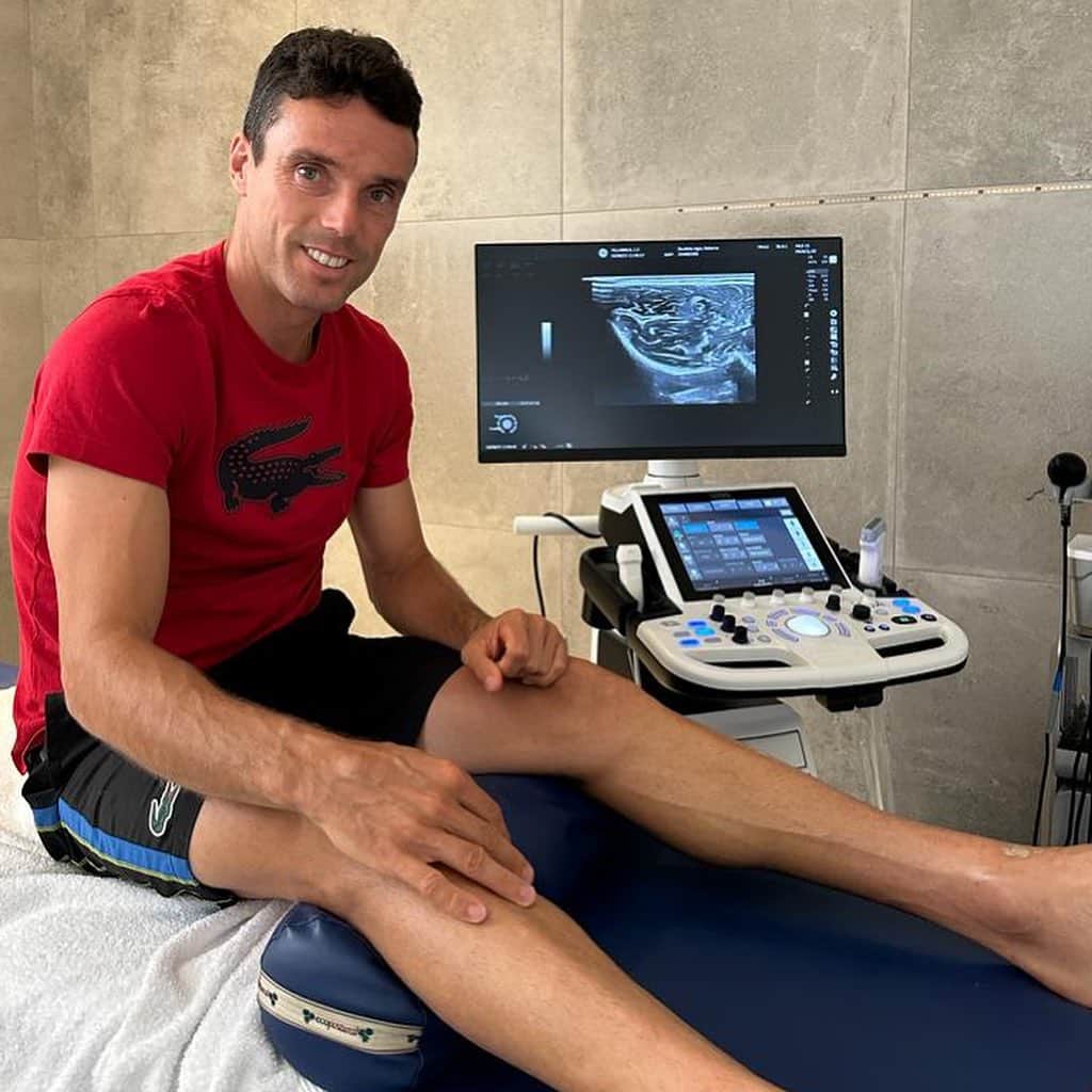 ロベルト・バウティスタ・アグートのインスタグラム：「Paciente paciente. Trabajando con el @villarrealcf en la correcta recuperación, día a día, para volver a las pistas  Step by step…   #RobertoBautistaAgut」