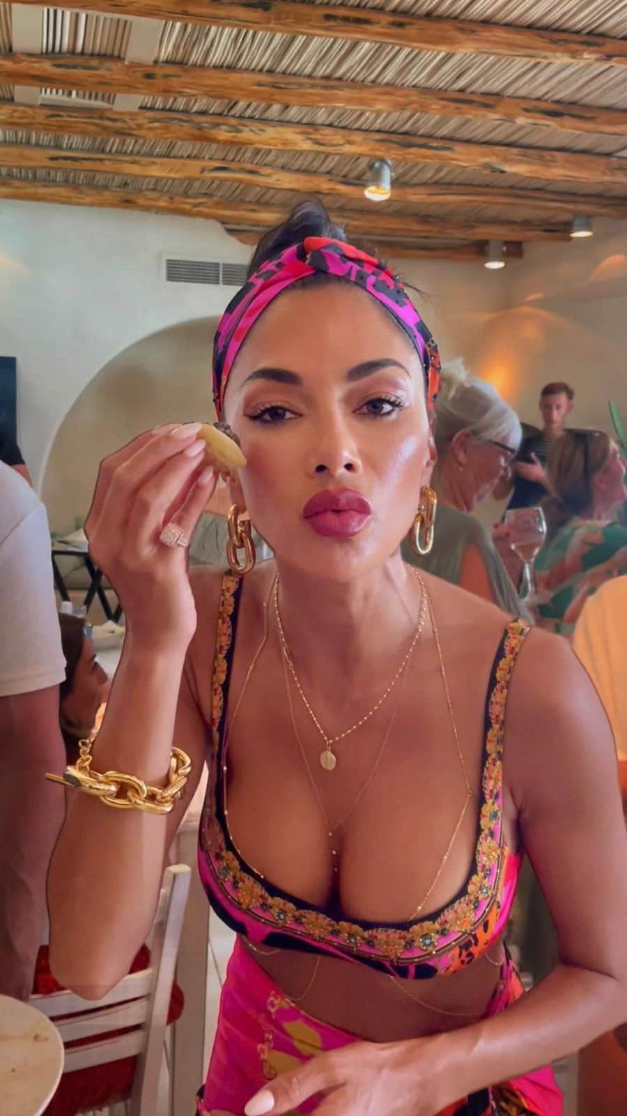 ニコール・シャージンガーのインスタグラム：「MY BIG FAT GREEK DANCE PARTY! 💃🏽 🇬🇷」