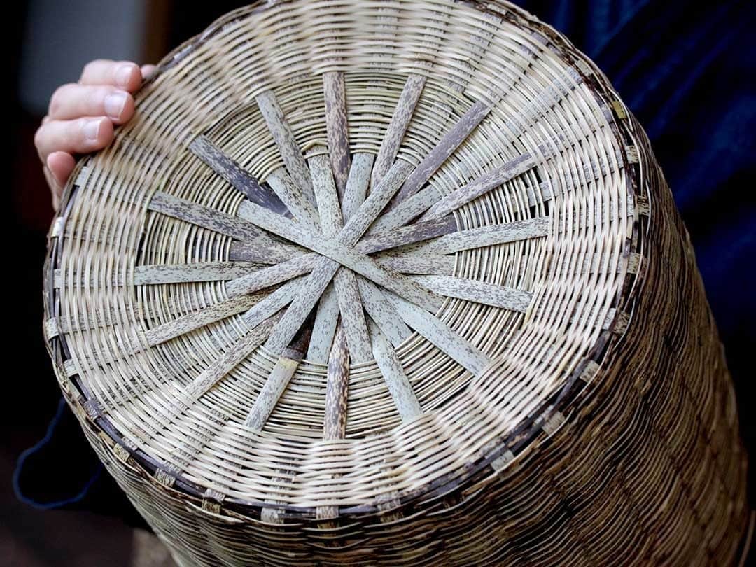 竹虎さんのインスタグラム写真 - (竹虎Instagram)「どこにでもあそうな菊底編みの普通の竹製、虎竹ロングゴミ箱には、同じ30センチ直径で高さが、それぞれ60センチ、45センチ、30センチの三種類がある。竹籠と言えば、誰もが思い浮かぶようなオーソドックスな編み方と、筒型の形状ではあるものの、実際探してみると意外と見当たらない。国産で、しかも虎竹となれば皆無と言っていい。 . #竹虎 #虎斑竹専門店竹虎 #山岸竹材店 #竹虎四代目 #TAKETORA #竹製品 #竹細工 #竹工芸 #竹 #キッチン雑貨  #暮らし #basket #japan #チリ箱 #bamboo #bamboocraft #interior #籠 #かご #エコ #インテリア #ゴミ箱 #バスケット #日々の暮らし #暮らしを楽しむ #竹のある暮らし」8月4日 4時34分 - taketora1894