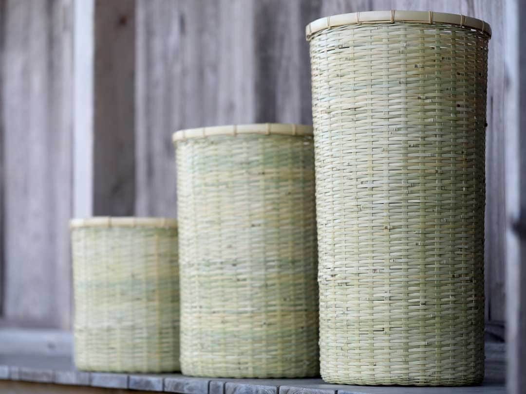 竹虎さんのインスタグラム写真 - (竹虎Instagram)「どこにでもあそうな菊底編みの普通の竹製、虎竹ロングゴミ箱には、同じ30センチ直径で高さが、それぞれ60センチ、45センチ、30センチの三種類がある。竹籠と言えば、誰もが思い浮かぶようなオーソドックスな編み方と、筒型の形状ではあるものの、実際探してみると意外と見当たらない。国産で、しかも虎竹となれば皆無と言っていい。 . #竹虎 #虎斑竹専門店竹虎 #山岸竹材店 #竹虎四代目 #TAKETORA #竹製品 #竹細工 #竹工芸 #竹 #キッチン雑貨  #暮らし #basket #japan #チリ箱 #bamboo #bamboocraft #interior #籠 #かご #エコ #インテリア #ゴミ箱 #バスケット #日々の暮らし #暮らしを楽しむ #竹のある暮らし」8月4日 4時34分 - taketora1894