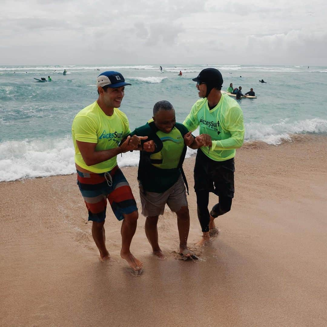 マイケル・レイディのインスタグラム：「Been chatting with a lot of my Hawaiian friends lately. It’s got me missing that place.  #tbt to, hands down, my favorite day from my time there last Fall. @zachknighton invited me to be part of an @accessurf_hawaii event.  If you happen to be in Hawaii when they are having one of their many events I encourage you not to miss it. Bring a friend, family, all are welcome. Do not miss it. *Surf or water experience not necessary to volunteer.   It’s all about community coming together to support and empower community members with disabilities through accessible beach and water programs.  I got to assist a fellow named Stanley, a marine corps vet who is now blind, catch his first wave. Such a deep honor to share someone’s first wave. His epic endless smile and his courage to trust two strangers to take him out into the ocean and keep him safe. I’ll never forget it.  I was teamed up to assist Gloria, a 95 year young woman who just wanted to charge and catch a couple waves. We helped her catch 5 waves and she laughed with glee the entire time.   So so many memories from that day. So many full cups. So much joy. So much trust. So much kindness. So much aloha.  #hawaii #aloha #accesssurfhawaii #surf #community #friends」