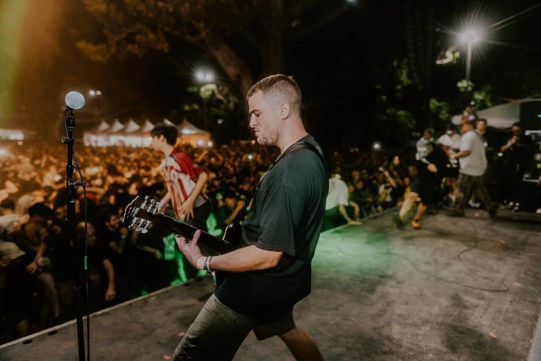 Alternative Pressさんのインスタグラム写真 - (Alternative PressInstagram)「Sound and Fury Festival 2023 returns to hardcore's heavy roots. Relive the stage dives and heavy-hitting sounds of this year’s festival in LA.  Photo: @babiidanii  Words: @alessandro_music」8月4日 4時31分 - altpress