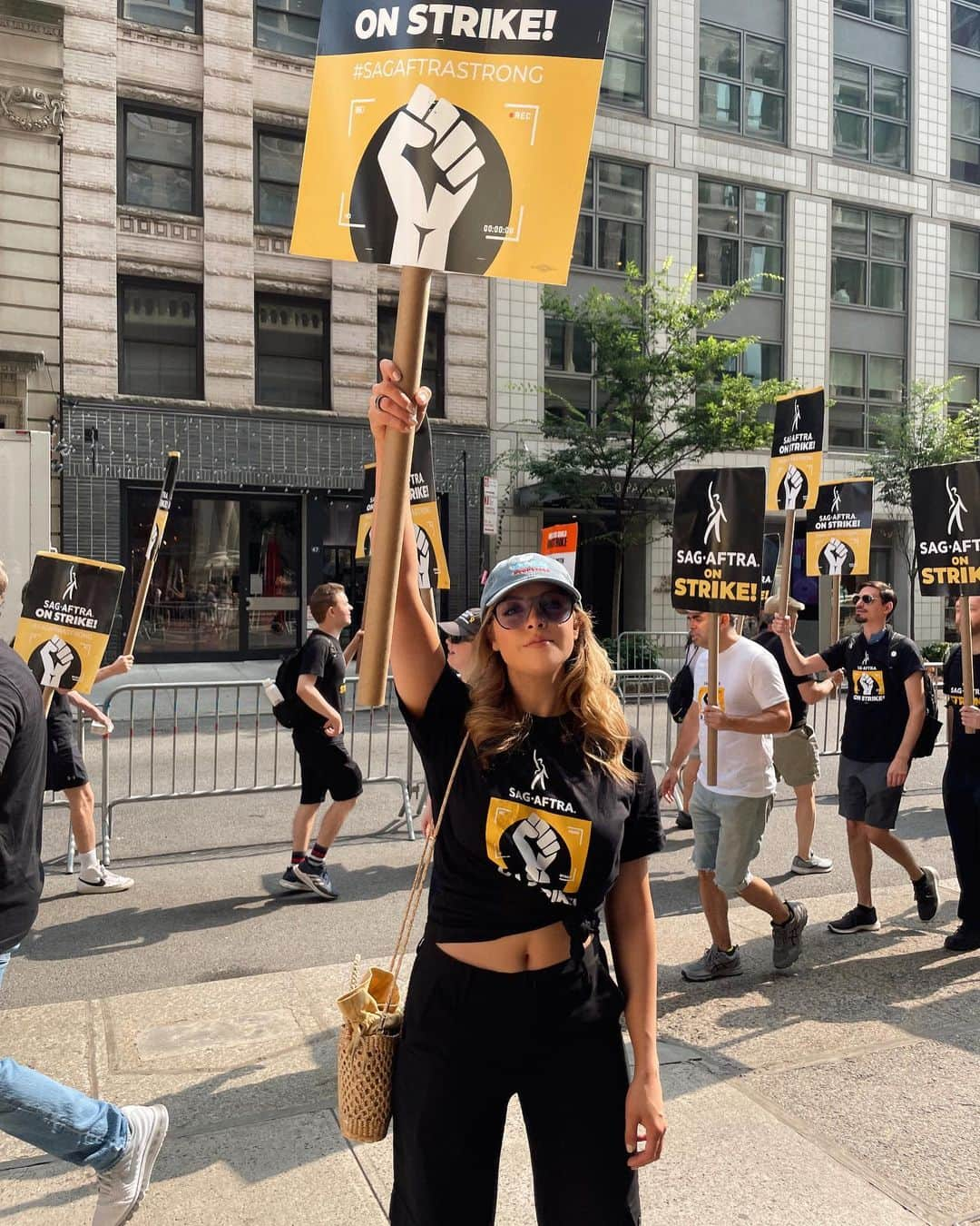 エリザベス・ギリースのインスタグラム：「We need change. So many SAG/AFTRA members are fighting just to make a living wage. I stand in solidarity with my fellow union members. We will march until we get a fair deal. #sagaftrastrong #unionstrong」