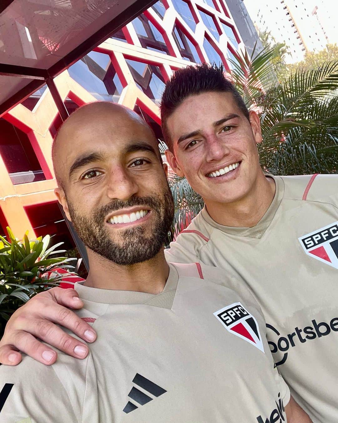 ルーカス・ロドリゲス・モウラ・ダ・シルヴァのインスタグラム：「A selfie mais aguardada! 🤳  @lucasmoura7 🤜🤛 @jamesrodriguez10   #VamosSãoPaulo 🇾🇪」