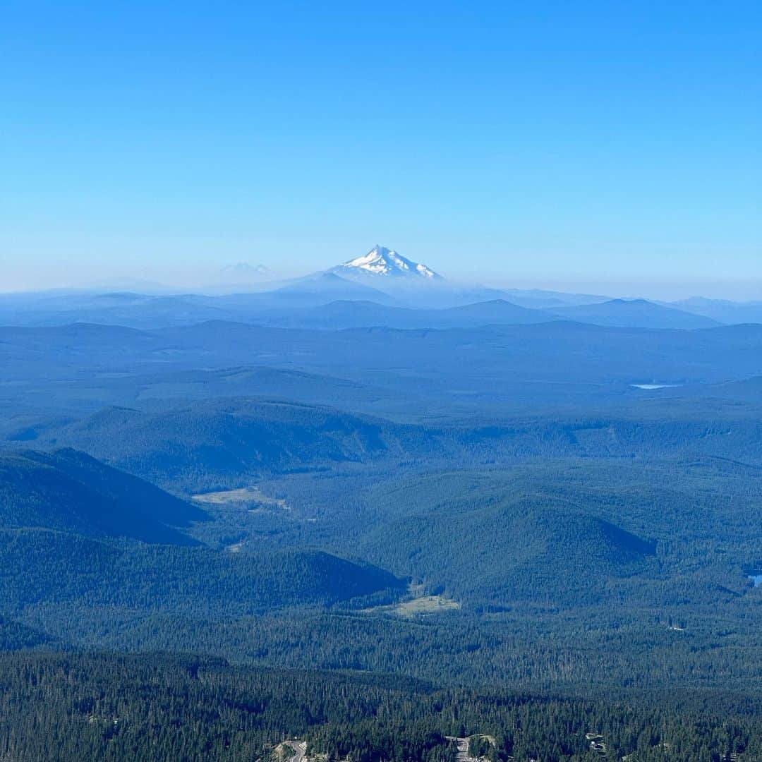 三星マナミのインスタグラム：「#oregon🇺🇸  大好きな景色の中に 家族と仲間の笑顔と成長を感じる今が最高に幸せ🌈✨  #usa #オレゴン #mthood #わたしたちは旅へ出る #teamueno #teammassh #山女子部  #スキー  @smile_.1127 @aiueno.0425 @norikofukushima @aisato75 @usmr_skischool @yuka.otaki」