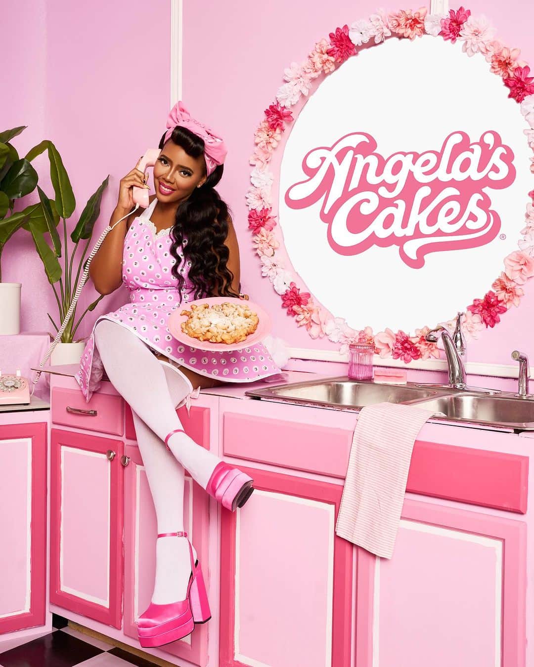 Angela Simmonsのインスタグラム：「Guess What? We are officially open for business‼️😍 Place your orders NOW on our website (see link in profile). Call a friend, text or DM them and spread the word 💕💕 @eatangelascakes」