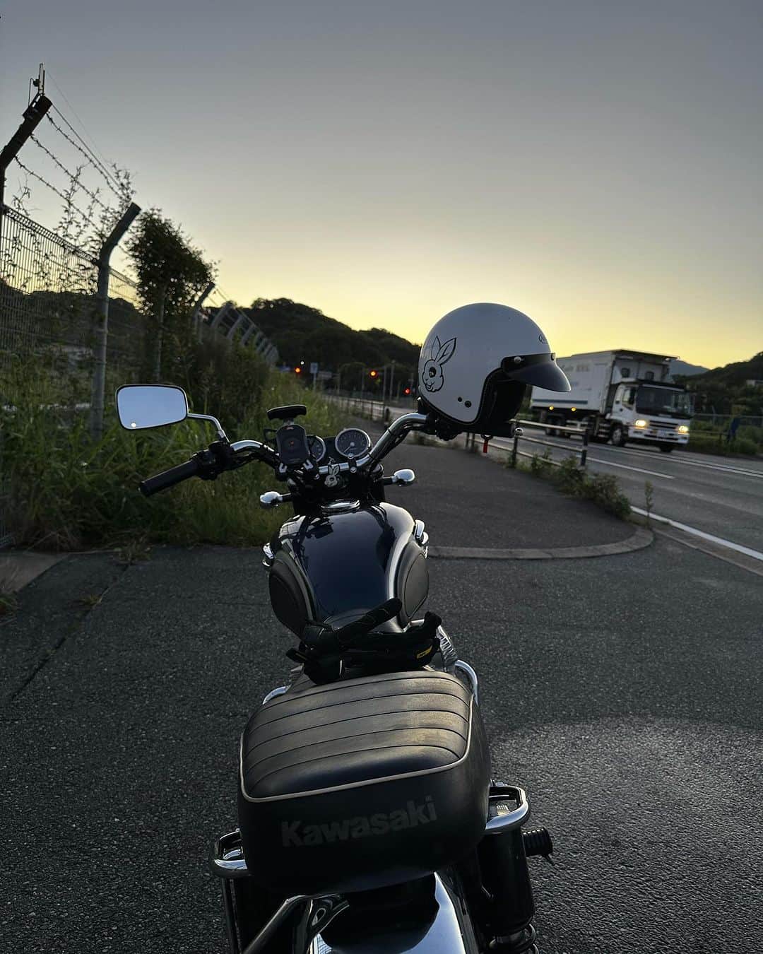 栗田善太郎のインスタグラム：「夜明け前 博多は摂氏27度  #w650」