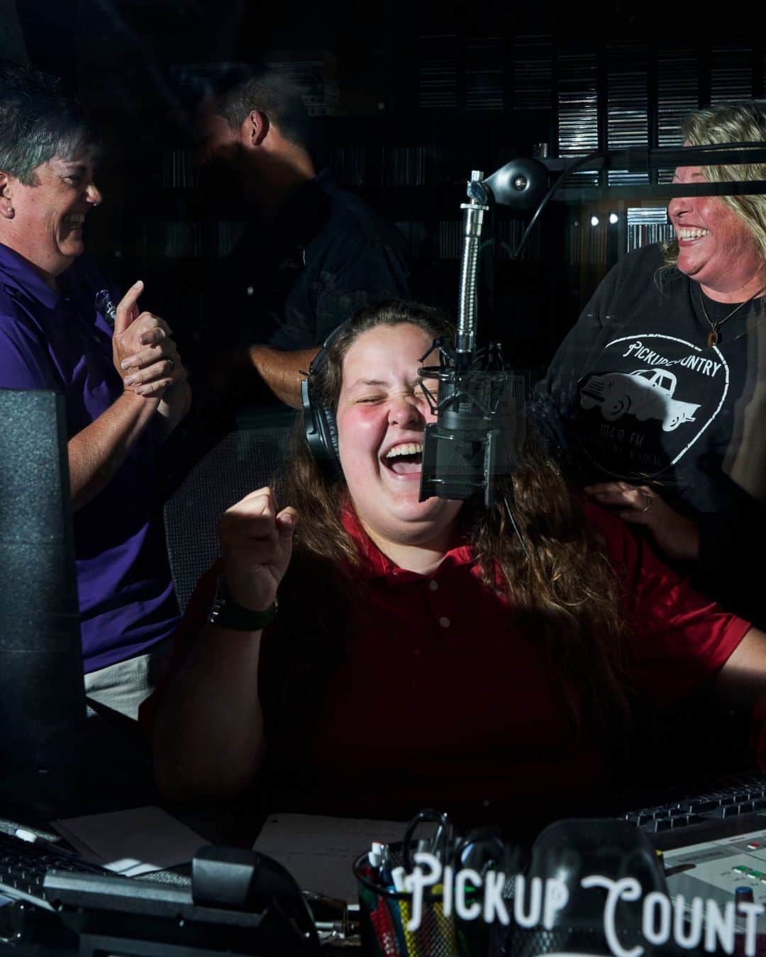 のインスタグラム：「On “tradio” programs (a portmanteau of “trade” and “radio”), people buy, sell and swap items or services — and, through such offers and transactions, give small glimpses of their lives.  The programs play on radio stations in much of rural America. Those who tune in may hear a host bantering with a caller who is trying to trade a few bales of hay for a wheelchair lift, or perhaps a burial plot for a cat.  In the age of sites like Facebook Marketplace and Craigslist, tradio adds an incredibly personal touch to the give-and-take of goods and services that’s both a throwback to the days of bartering and a cementing of community ties.  Many tradios have been around for decades, with some dating to the 1930s. The success of these programs is tied to a few factors, including charismatic hosts that listeners can run into at the local grocery store and the eternal pull of hearing your neighbors (and being heard) on the radio.  “There are a lot of characters who call in on the show. You get a mental picture of what they look like, and you form opinions about aspects of the people,” said Mike Henderson, 69, is a longtime tradio listener. “It’s a human interest show, really.”  Tap the link in our bio for more on community ties of tradio. Photos by @stacykranitz」