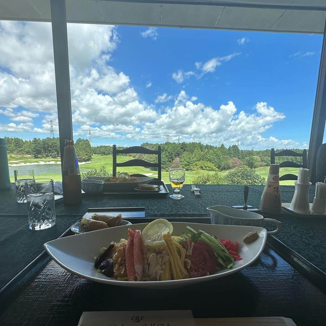 梅宮アンナさんのインスタグラム写真 - (梅宮アンナInstagram)「友人とゴルフ⛳️でした☀️  少しずつ上達している模様✨✨😅  朝8時45分スタート  炎天下の中でのゴルフでしたが 熱中症にもならず 無事に生還〜😊😊  素晴らしいイチニチでした👍  沢山水を飲んで  歩いて  多分水2リットル以上は飲めたと思う😊👍  やはり、いいスポーツだなーと痛感しています✨✨⛳️  太陽を浴びて、身体を動かして、キチンと呼吸して、 キチンと食べて✨✨  素敵なメンバーと ご一緒して✨✨  中川さん きよさん 髙橋さん  ありがとうございました😊  最近は、、  色々物事をゆっくりと感じる様にしています😌  そんな年齢になったのと、 環境もあるんだと思う😌  色んな事に感謝をして生きたいなって✨✨  snsでのアップする内容も 今までも考えてアップして来てはいますが、  より深いモノになっていきたいなーと✨✨  日記みたいなのはお好みじゃないから、、、わたし。  自分が見た風景を大切にしたいと思います✨  #カレドニアンゴルフクラブ  #スターアライアンス  #アムネット  #ユナイテッド航空  #ありがとう  #人のありがたさを実感  #ゴルフ  #沢山水を飲もう  #ゴルフ上手くなりたい  #千葉県  #ぐっすり眠れた」8月4日 5時35分 - annaumemiya