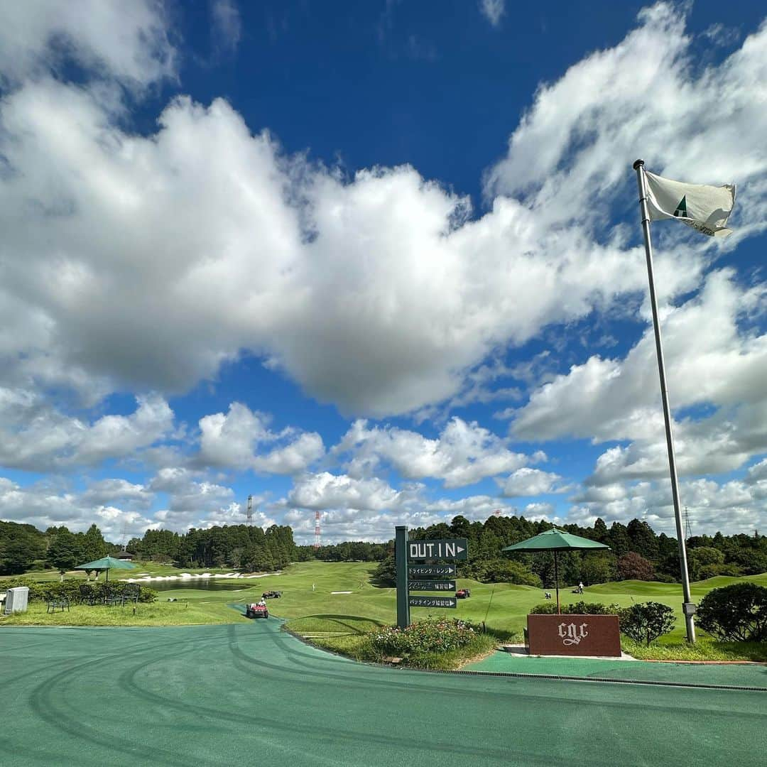 梅宮アンナさんのインスタグラム写真 - (梅宮アンナInstagram)「友人とゴルフ⛳️でした☀️  少しずつ上達している模様✨✨😅  朝8時45分スタート  炎天下の中でのゴルフでしたが 熱中症にもならず 無事に生還〜😊😊  素晴らしいイチニチでした👍  沢山水を飲んで  歩いて  多分水2リットル以上は飲めたと思う😊👍  やはり、いいスポーツだなーと痛感しています✨✨⛳️  太陽を浴びて、身体を動かして、キチンと呼吸して、 キチンと食べて✨✨  素敵なメンバーと ご一緒して✨✨  中川さん きよさん 髙橋さん  ありがとうございました😊  最近は、、  色々物事をゆっくりと感じる様にしています😌  そんな年齢になったのと、 環境もあるんだと思う😌  色んな事に感謝をして生きたいなって✨✨  snsでのアップする内容も 今までも考えてアップして来てはいますが、  より深いモノになっていきたいなーと✨✨  日記みたいなのはお好みじゃないから、、、わたし。  自分が見た風景を大切にしたいと思います✨  #カレドニアンゴルフクラブ  #スターアライアンス  #アムネット  #ユナイテッド航空  #ありがとう  #人のありがたさを実感  #ゴルフ  #沢山水を飲もう  #ゴルフ上手くなりたい  #千葉県  #ぐっすり眠れた」8月4日 5時35分 - annaumemiya