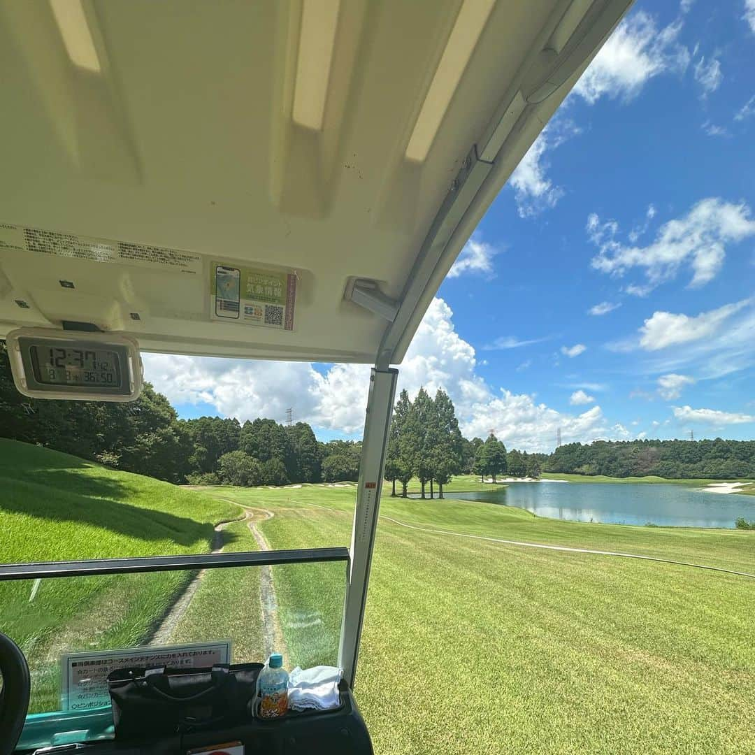 梅宮アンナさんのインスタグラム写真 - (梅宮アンナInstagram)「友人とゴルフ⛳️でした☀️  少しずつ上達している模様✨✨😅  朝8時45分スタート  炎天下の中でのゴルフでしたが 熱中症にもならず 無事に生還〜😊😊  素晴らしいイチニチでした👍  沢山水を飲んで  歩いて  多分水2リットル以上は飲めたと思う😊👍  やはり、いいスポーツだなーと痛感しています✨✨⛳️  太陽を浴びて、身体を動かして、キチンと呼吸して、 キチンと食べて✨✨  素敵なメンバーと ご一緒して✨✨  中川さん きよさん 髙橋さん  ありがとうございました😊  最近は、、  色々物事をゆっくりと感じる様にしています😌  そんな年齢になったのと、 環境もあるんだと思う😌  色んな事に感謝をして生きたいなって✨✨  snsでのアップする内容も 今までも考えてアップして来てはいますが、  より深いモノになっていきたいなーと✨✨  日記みたいなのはお好みじゃないから、、、わたし。  自分が見た風景を大切にしたいと思います✨  #カレドニアンゴルフクラブ  #スターアライアンス  #アムネット  #ユナイテッド航空  #ありがとう  #人のありがたさを実感  #ゴルフ  #沢山水を飲もう  #ゴルフ上手くなりたい  #千葉県  #ぐっすり眠れた」8月4日 5時35分 - annaumemiya