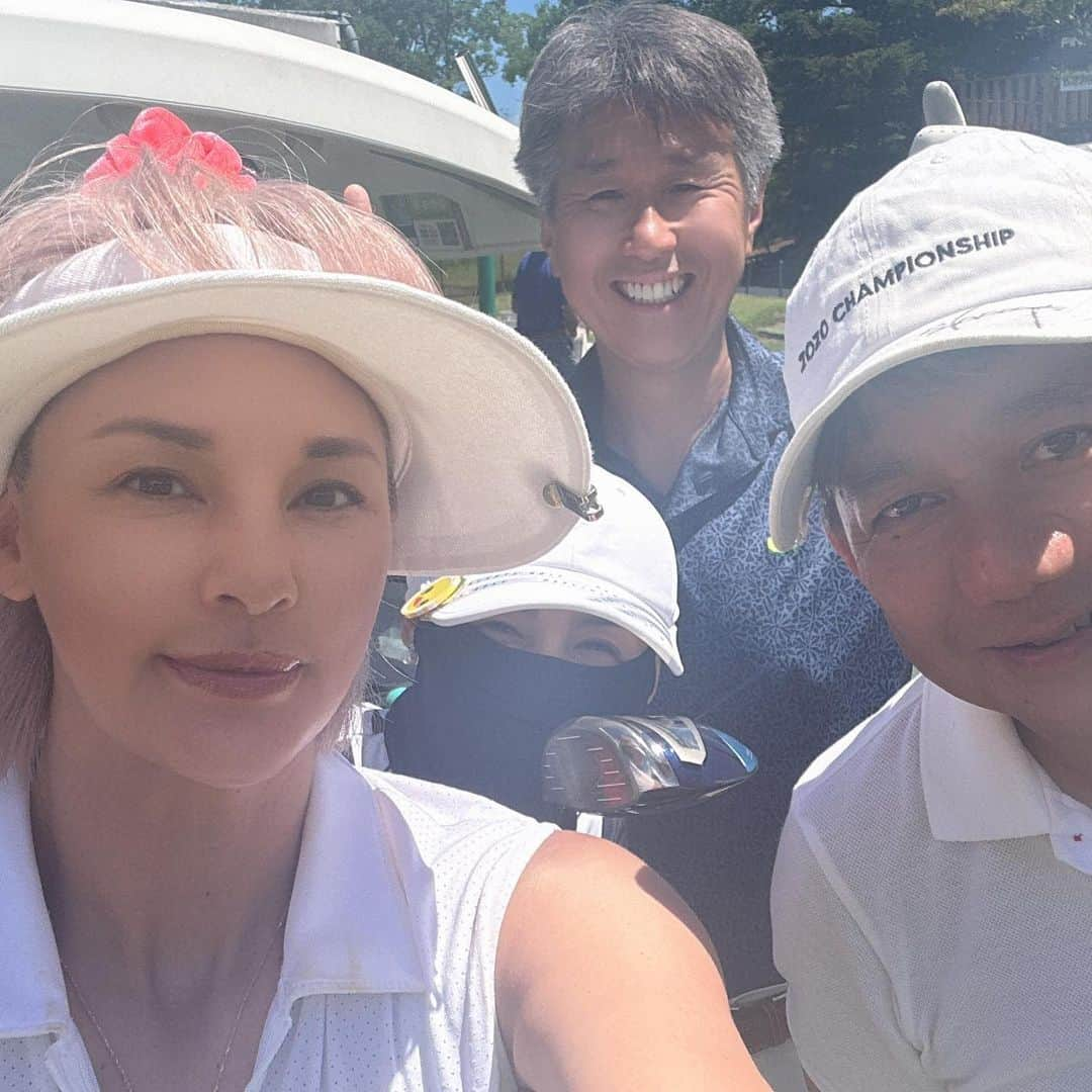 梅宮アンナさんのインスタグラム写真 - (梅宮アンナInstagram)「友人とゴルフ⛳️でした☀️  少しずつ上達している模様✨✨😅  朝8時45分スタート  炎天下の中でのゴルフでしたが 熱中症にもならず 無事に生還〜😊😊  素晴らしいイチニチでした👍  沢山水を飲んで  歩いて  多分水2リットル以上は飲めたと思う😊👍  やはり、いいスポーツだなーと痛感しています✨✨⛳️  太陽を浴びて、身体を動かして、キチンと呼吸して、 キチンと食べて✨✨  素敵なメンバーと ご一緒して✨✨  中川さん きよさん 髙橋さん  ありがとうございました😊  最近は、、  色々物事をゆっくりと感じる様にしています😌  そんな年齢になったのと、 環境もあるんだと思う😌  色んな事に感謝をして生きたいなって✨✨  snsでのアップする内容も 今までも考えてアップして来てはいますが、  より深いモノになっていきたいなーと✨✨  日記みたいなのはお好みじゃないから、、、わたし。  自分が見た風景を大切にしたいと思います✨  #カレドニアンゴルフクラブ  #スターアライアンス  #アムネット  #ユナイテッド航空  #ありがとう  #人のありがたさを実感  #ゴルフ  #沢山水を飲もう  #ゴルフ上手くなりたい  #千葉県  #ぐっすり眠れた」8月4日 5時35分 - annaumemiya