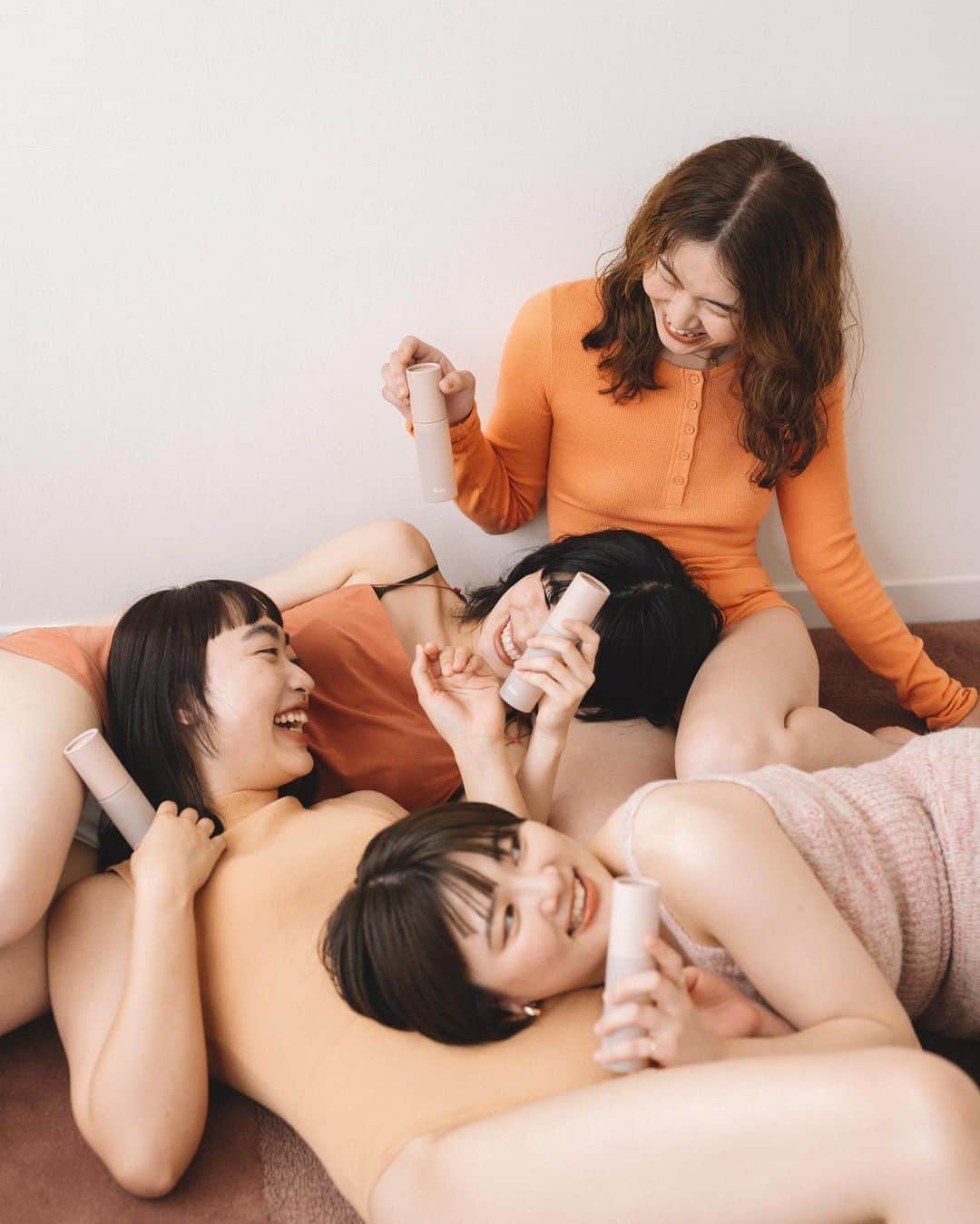 花盛友里のインスタグラム：「超愛用してる @ikaw_official から新しくルームフレグランスが登場するので撮影させてもらったよー！うれしー！ Ikawのオイルは肌につけた瞬間馴染んで全然ベタベタしないんだよなー！そして何より本当に肌に合う！！！ 朝は下地とちょっと混ぜて肌に塗ってツヤ肌にしているよ🤍  ルームスプレーも事務所に置いて気分転換したいときにシュッシュっ！！！としまくってる。この日の最高の気分を思い出せて超幸せになるんだー🤍  ラブリちゃんも、らぶりちゃんの作るのも大好き！！！ 関われて光栄でした🤍そして何よりみんなとにかく可愛かった！！！！」