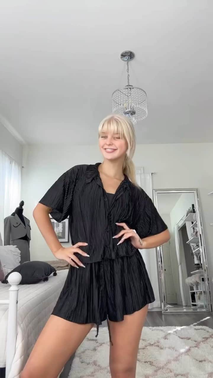ローレン・グレイのインスタグラム：「had to do it for u. eras tour outfit 🫶🏻🎾」