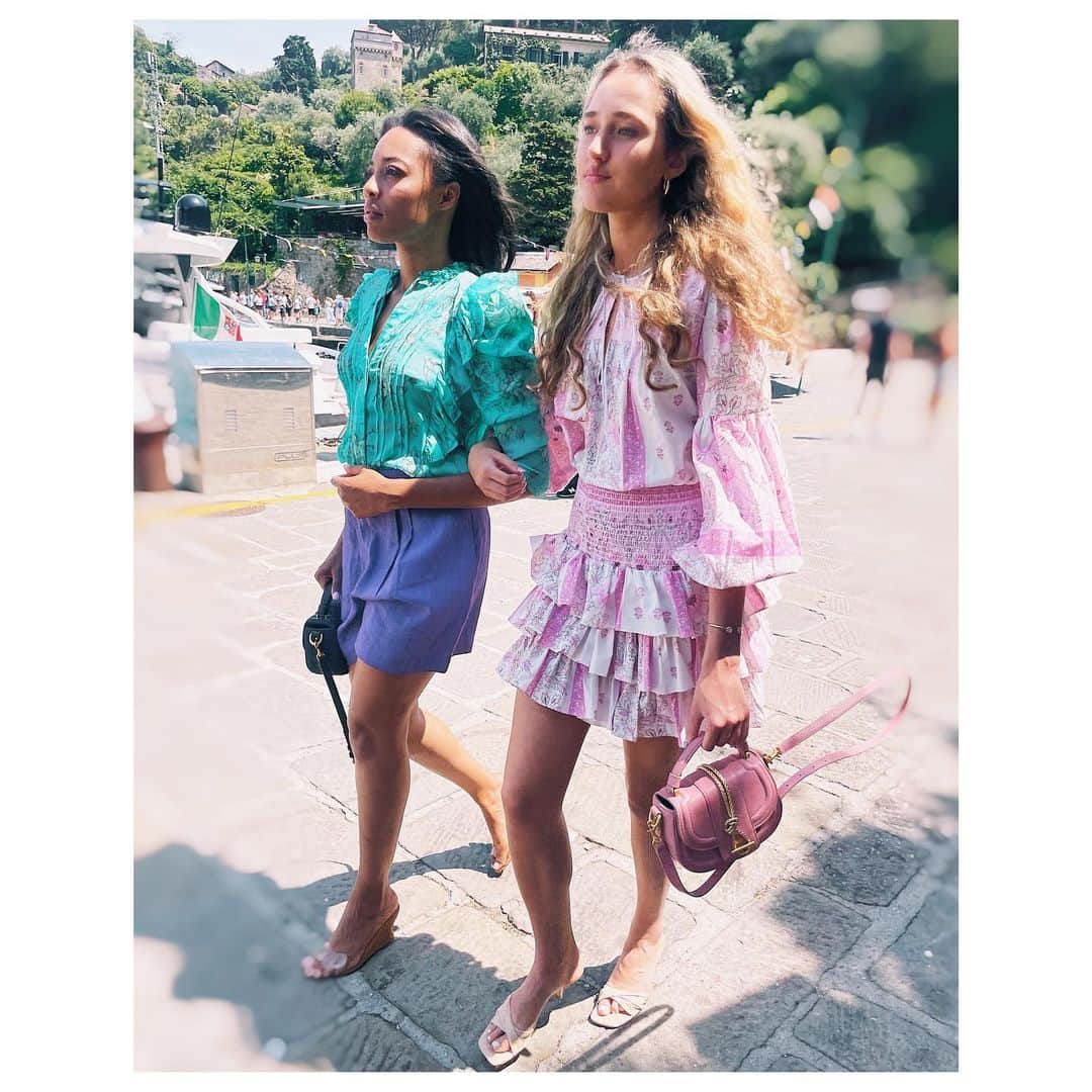 ココリボンのインスタグラム：「Pretty in Portofino 🌸🇮🇹 Channel your inner Margot in our pink India Rose blouse and ruffle skirt, perfect for European vacays or chasing-the-sun getaways.   If hues of blue are more you, then the purple and green ensemble is your ultimate go-to..  🍬Arm-candy by Nikki Williams whose divine bags we now stock online.   Model Mention: @averieschultes @madamjordynn」